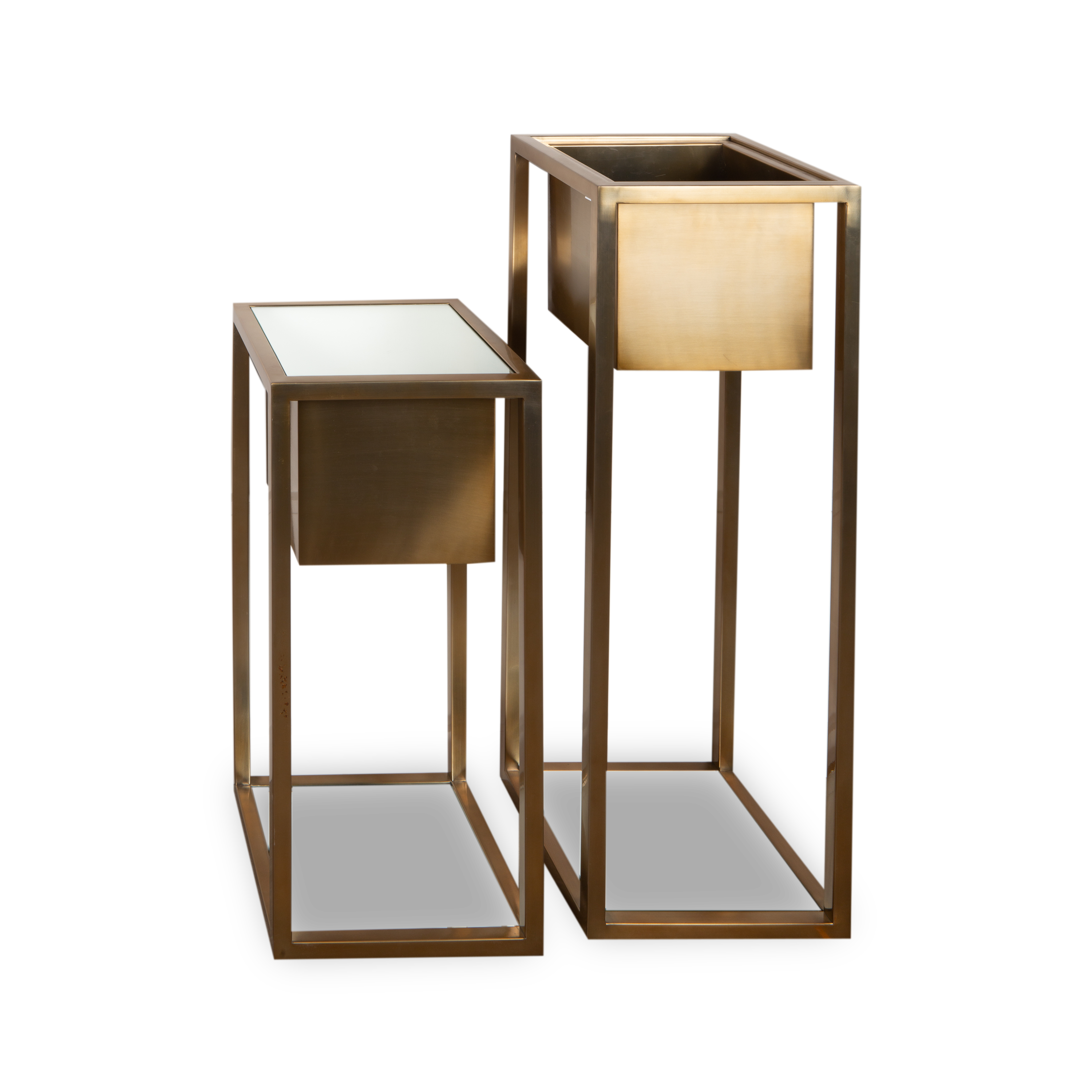 The Cuboid Brass Planter is made of a shiny brass finished steel frame with a glass mirrored bottom and optional mirrored top when used as an optional pedestal.